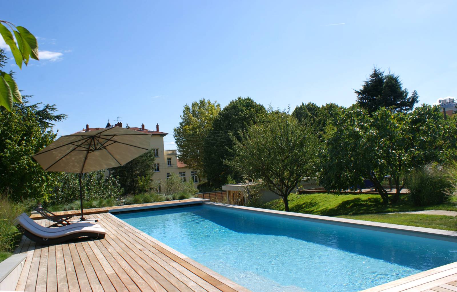 Aménagement complet d'un Jardin de ville en pente avec piscine à Caluire proche Lyon