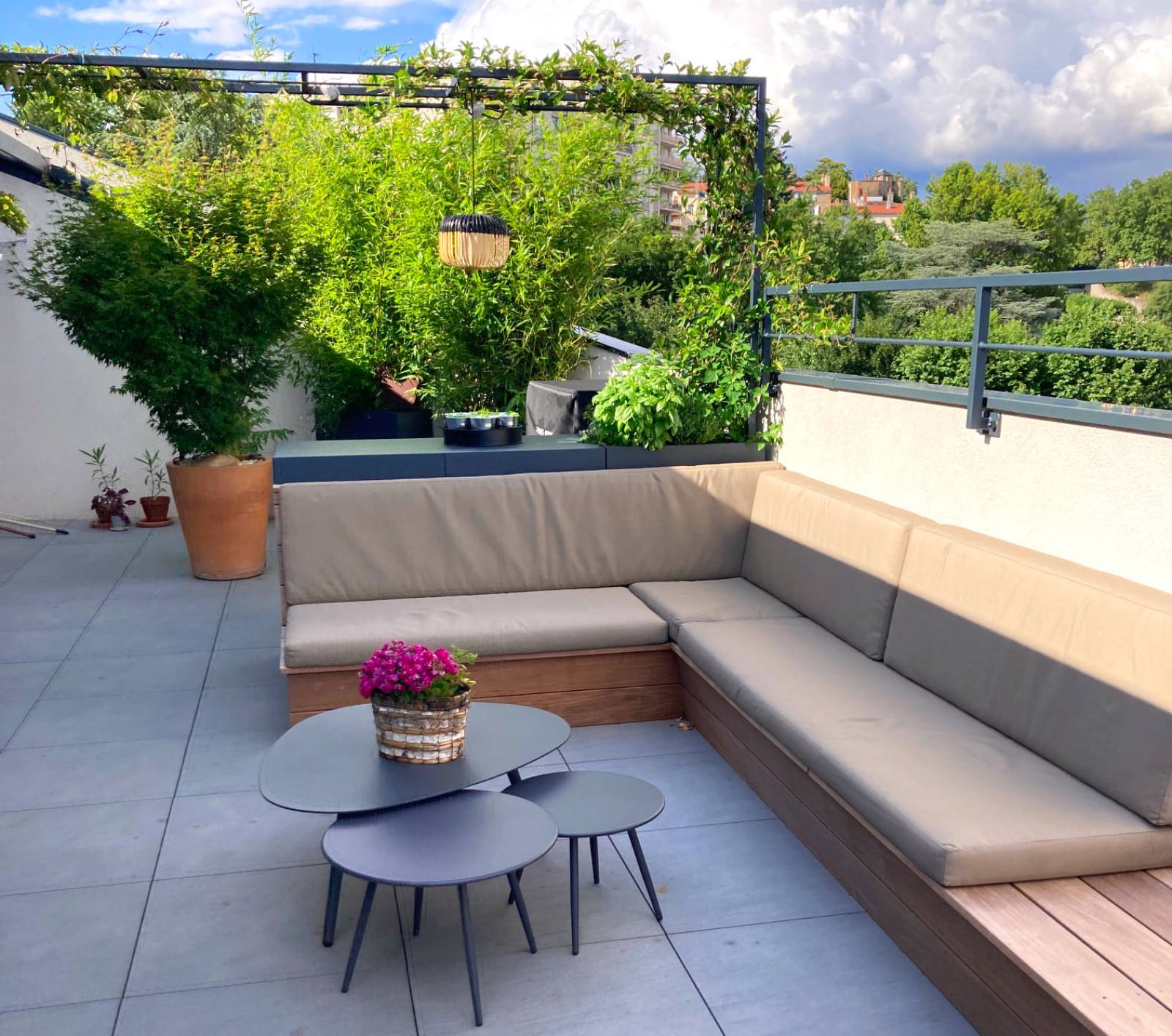 Habillage d'un spa avec plage intégration d'une banquette pour le salon et estrade en bois pour l'espace repas dans la montée Lyon 5