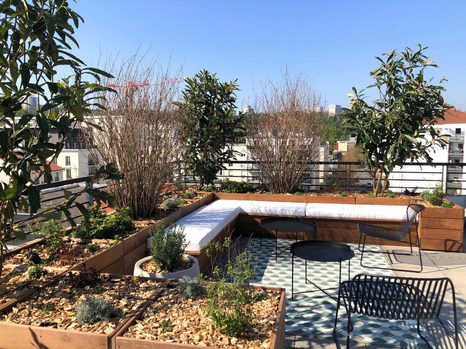 Banquette d'angle et bacs plantés en bois à Lyon 9