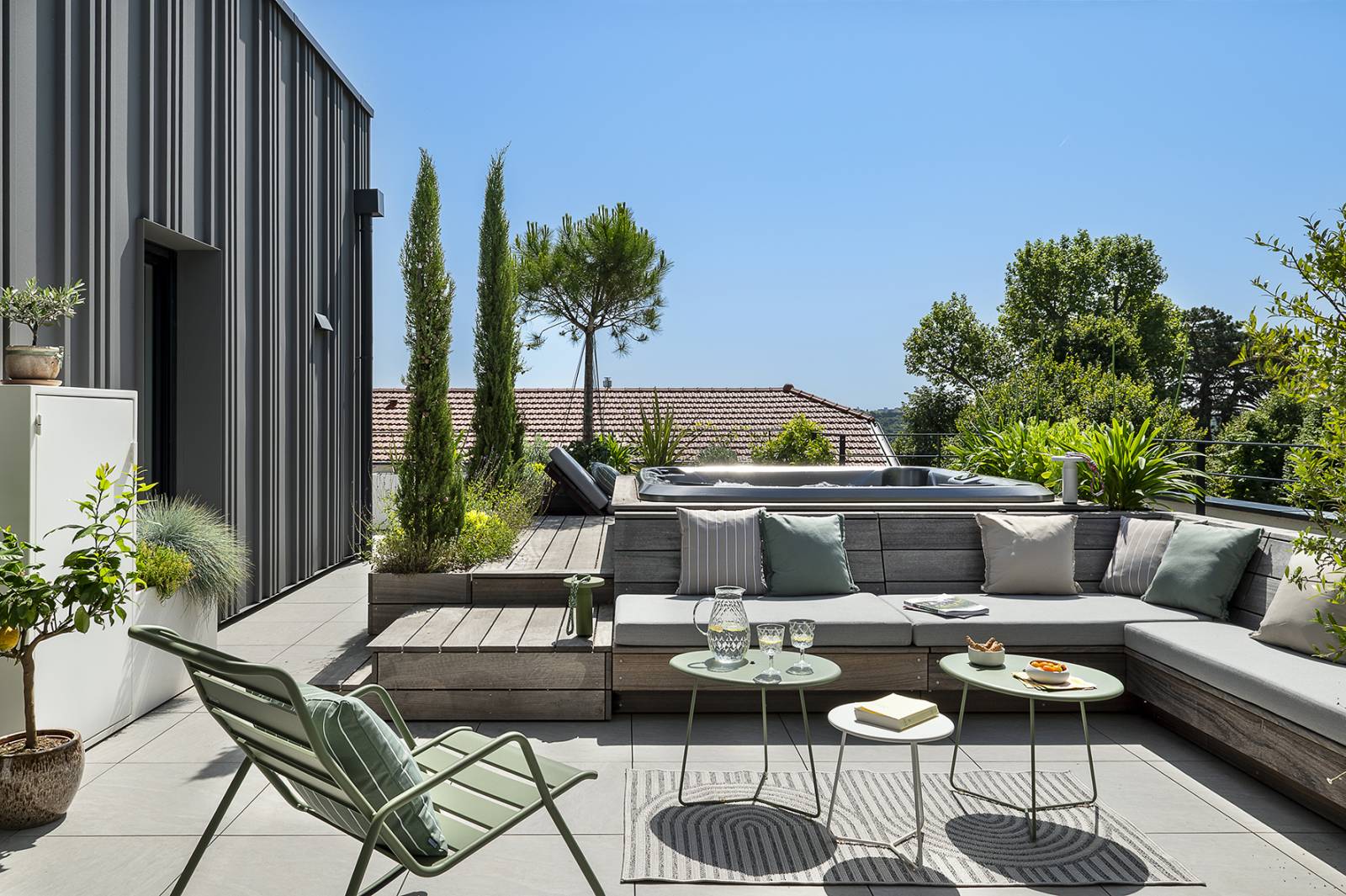 Conception et réalisation d'une terrasse de 130 m² avec Spa, plage , salon et espace de vie à Saint Cyr Au Monts D'Or