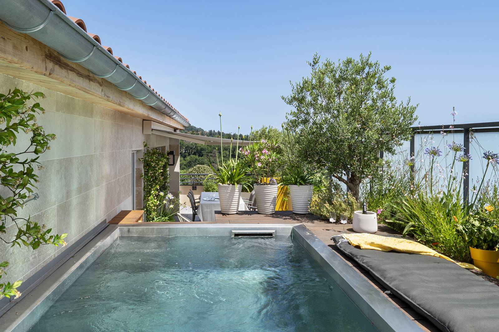 Conception et réalisation d'une terrrasse avec piscine de 65m² à Saint Didier au Mont D'or