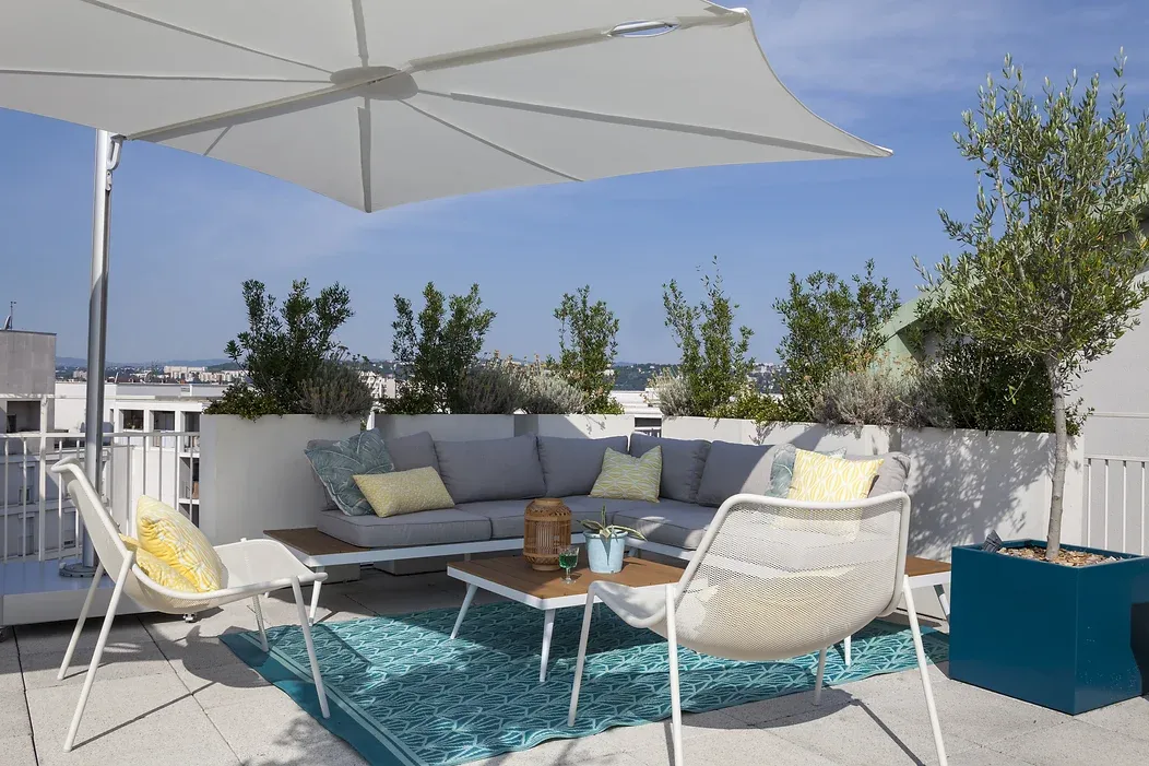 Aménagement Terrasse de 100m² sur un immeuble de 7 étages à Lyon 08