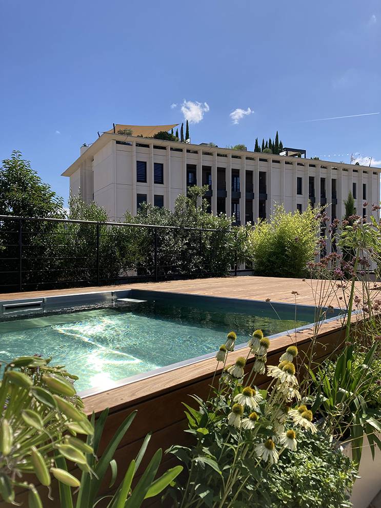 Intégration d'une piscine inox et de sa plage sur les toits de la croix rousse à Lyon 04