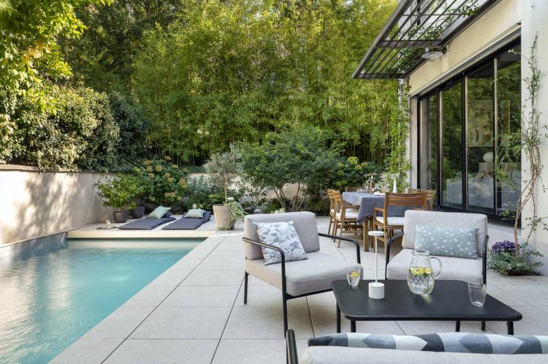 Conception d’un jardin type patio de 100 m² avec une piscine à Lyon 3 dans le quartier de Montchat