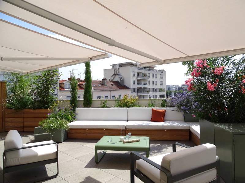 Réalisation d'une cabane de rangement en fond de jardin grande banquette en bois d'angle à Lyon 7