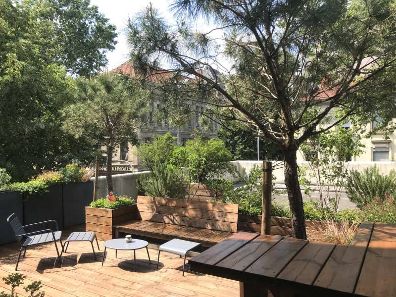 Aménagement d'une terrasse en bois pour le cabinet d'avocat Lexnova avec mobiliers et plantes en bacs à Lyon 3