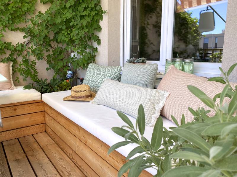 Réalisation de sol et banquette en bois pour l'aménagement d'une terrasse à Lyon 7