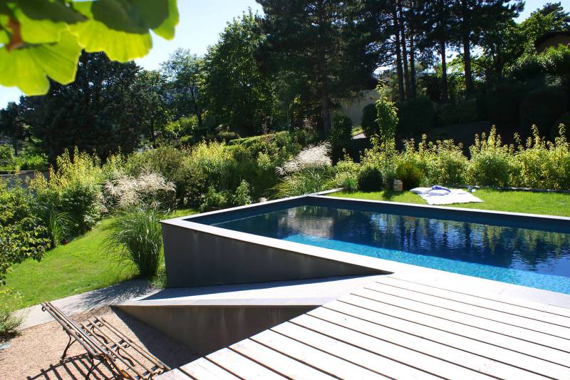 Aménagement de Jardin et terrasse en L avec piscine creusée à Caluire dans la région de Lyon