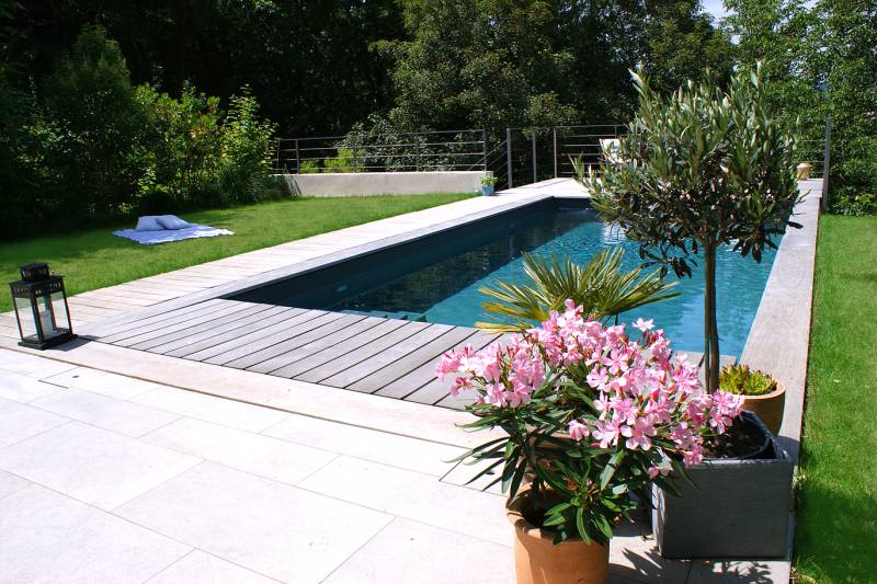 Aménagement d'un Jardin sur terrain pentu avec piscine, terrain de pétanque et espace végétal à Caluire près de Lyon