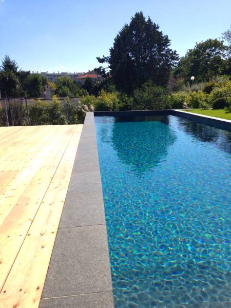Aménagement de Jardin et terrasse en L avec piscine creusée à Caluire dans la région de Lyon