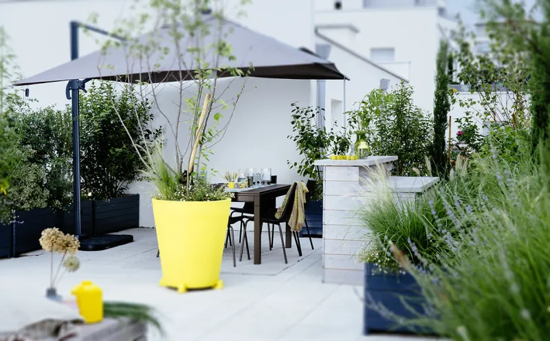 Aménagement Terrasse de 60m² avec cuisine ouverte, bar à cocktails et potager à Lyon 07