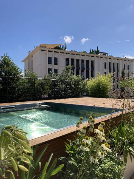 Intégration d'une piscine inox et de sa plage sur les toits de la croix rousse à Lyon 04