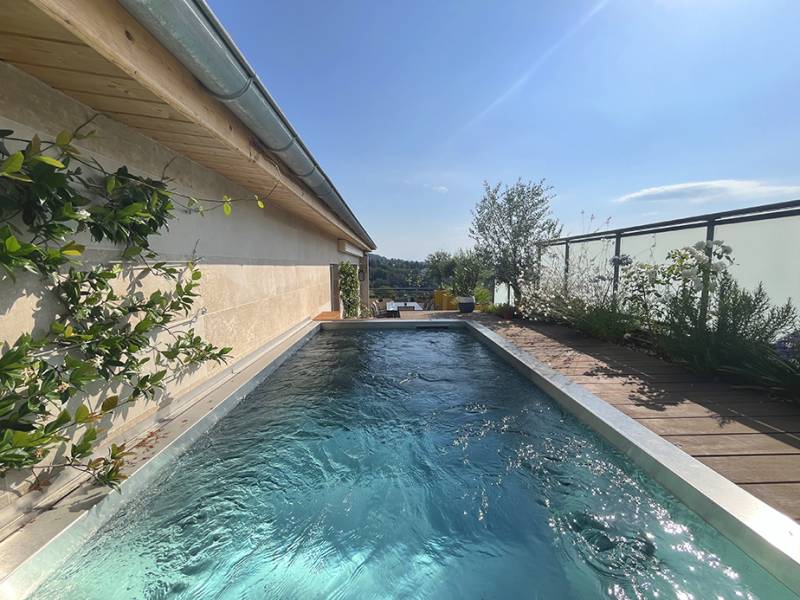 Intégration d'une piscine inox dans une plage en bois plantée à Saint Didier Au Mont d'or